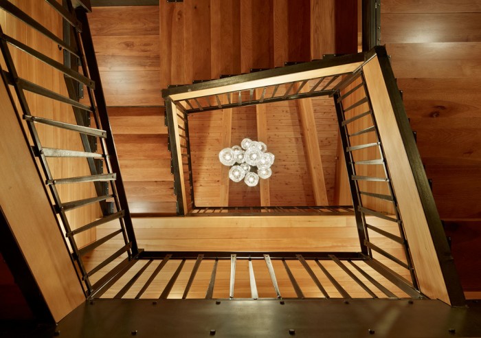 Staircase 700x492 - Crow's Nest Presidence - ngôi nhà nghỉ dưỡng độc đáo