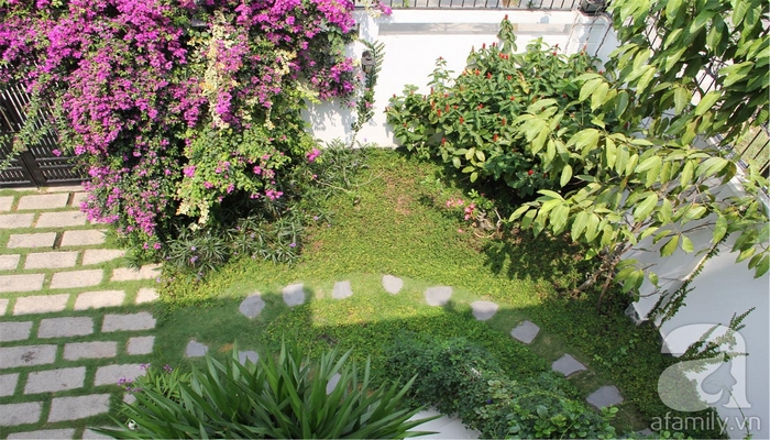 da xanh lot vuon hoa 6 - Sử dụng đá xanh để trang trí sân vườn hợp lý