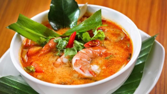 Lau Thai cot dua 6 700x392 - Top 14 cách nấu lẩu thái ngon siêu cấp “đốn tim” tín đồ ẩm thực
