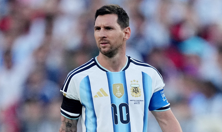 Vì sao Messi đeo băng đen ở trận Argentina thắng Thụy Sỹ 3-1? messi bang den 09252179 - Vì sao Messi đeo băng đen ở trận Argentina thắng Thụy Sỹ 3-1?
